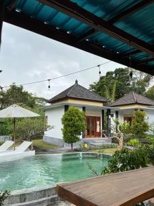a swimming pool in the backyard of a house at Batur Happy House in Kintamani