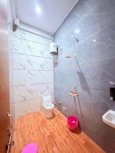 a bathroom with a toilet and a sink at Nisha sadan in Vrindāvan