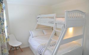 מיטה או מיטות קומותיים בחדר ב-Stowaway Beach House Camber Sands