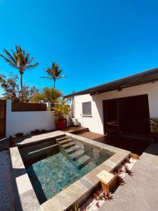 a swimming pool in the backyard of a house at AimerAude in Saint-Pierre