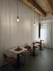 a row of tables and chairs in a room at B&B Piazza d'Armi Lamezia Terme - 3 sorrisi in Lamezia Terme
