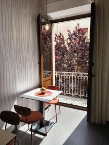 a room with a table and chairs and a window at B&B Piazza d'Armi Lamezia Terme - 3 sorrisi in Lamezia Terme