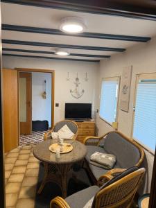 a living room with a couch and a table at Ferienwohnung & Monteurwohnung Oberburg in Solingen