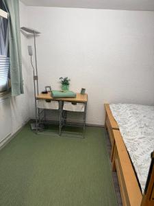 a small room with a desk and a bed at Ferienwohnung & Monteurwohnung Oberburg in Solingen