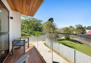 a balcony with a chair and a view of a street at Duo Duo in Auckland