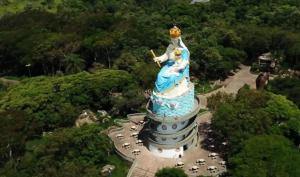 a blue and white cake on top of a building at Pousada Sol do Salto Estância in Salto