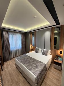 a bedroom with a large bed in a room at Nil Hotel in Gaziantep