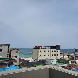 a view of a city with the ocean in the background at 속초푸른바다펜션 in Puwŏl-li