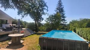 a swimming pool in the yard of a house at B&B Spa 60 in Clermont