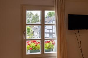 an open window with a view of a building at Zum Alten Turm in Hennef