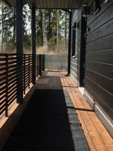 an open hallway of a house with a fence at Himos Siesta Porealtaalla ja loppusiivouksella in Jämsä