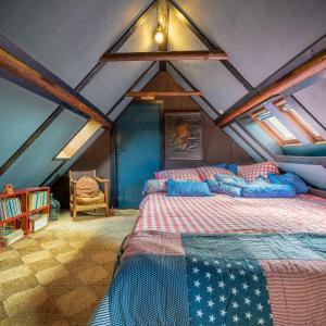 a bedroom with two beds in a attic at Olle Hansenhaus in Hantumeruitburen