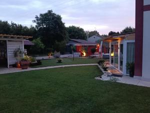 a backyard with a lawn and a house at Casa Degli Amici in Treviso