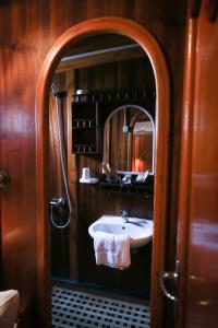 a bathroom with a sink and a mirror at Il Caicco B&B in Rodi Garganico