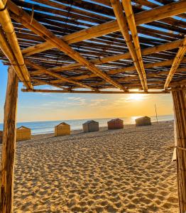 a view of the beach at sunset at ESPACE AZAiMi in Tarîfa