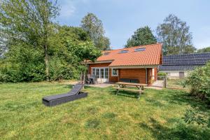 a log cabin with a picnic table in the yard at Luxe, rust en ruimte bij de Veluwse Vogels in Epe in Epe