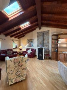 ein Wohnzimmer mit Sofa und Kamin in der Unterkunft Sottocastello 2 in Gorizia