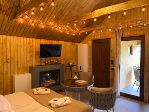 ein Schlafzimmer mit Bett und Kamin mit Beleuchtung in der Unterkunft Tesaran Stepanavan Guest House, Apart Hotel in Stepanawan