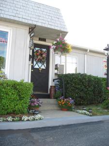 een huis met een deur met bloemen erop bij Sea Whale Motel in Middletown