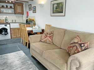 a living room with a couch and a kitchen at Mole Cottage - Uk52139 in Liskeard +6 photos