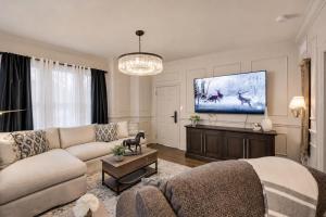 a living room with a couch and a flat screen tv at Modern Spacious 3 bed 3 12 bath suites in Dallas