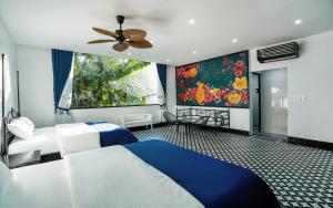 a bedroom with a bed and a ceiling fan at De Mémoire Retreat in Tien Xuan