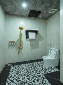 a bathroom with a toilet and a sink at De Mémoire Retreat in Tien Xuan