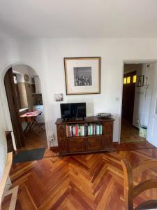 a living room with a book shelf and a tv at A Casa di Zio Zeffy in Châtillon
