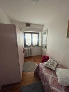 a small bedroom with a bed and a window at A Casa di Zio Zeffy in Châtillon