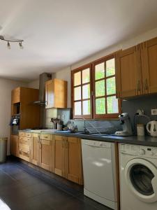 a kitchen with a washer and a washing machine at Mas Ferrieres Saint Laurent in Saint-Laurent-le-Minier
