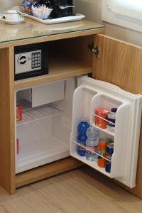 a refrigerator with its door open in a kitchen at Cà Dei Nonni in Castelfranco Veneto