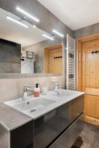 a bathroom with a large white sink in a kitchen at Luxe, rust en ruimte bij de Veluwse Vijf in Epe in Epe +21 photos