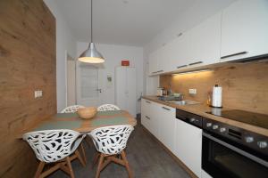 a kitchen with a table and chairs and a sink at Zum Notar in Brand-Erbisdorf