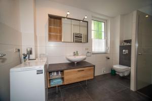 a bathroom with a sink and a toilet at Zum Notar in Brand-Erbisdorf