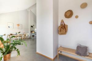 a living room with white walls and a bench at Feldkoje - Luxuriöses Design-Ferienhaus mit Kamin und Feldrandlage in Fehmarn