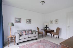 a living room with a couch and a table at Bij Oriënshuis in Varsseveld