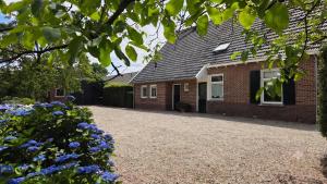 a house with a driveway in front of it at Bij Oriënshuis in Varsseveld