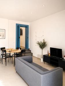 a living room with a couch and a table at La Madonnella Home - locazione turistica in Adelfia