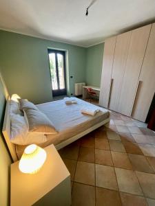 a bedroom with a bed and a table with a lamp at Sosta dei Passeggeri in Roccabruna