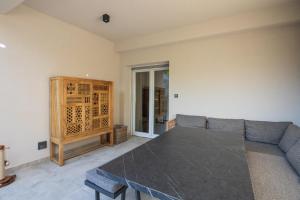 a living room with a table and a couch at Tembo Apartment in Sinj
