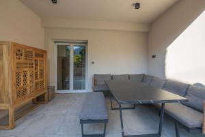 a living room with a couch and a table at Tembo Apartment in Sinj