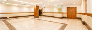 ein großer, leerer Raum mit einem Flur und einer Tür in der Unterkunft Max Hotels Jabalpur in Jabalpur