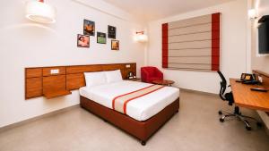 ein Schlafzimmer mit Bett, Schreibtisch und Computer in der Unterkunft Max Hotels Jabalpur in Jabalpur + 12 Fotos
