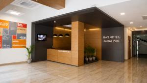 eine Lobby mit einer großen schwarzen Wand in einem Gebäude in der Unterkunft Max Hotels Jabalpur in Jabalpur
