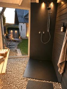 ein Badezimmer mit Dusche und Blick auf einen Garten in der Unterkunft Villa Eifelblick Sauna&Wellness Apartment in Heimbach + 26 Fotos
