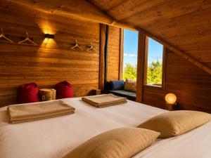 ein Schlafzimmer mit einem großen Bett in einem Holzzimmer in der Unterkunft RENEST in Kōbe