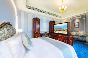 Voodi või voodid majutusasutuse Legend Palace Hotel toas