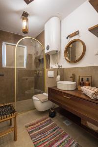ein Badezimmer mit Dusche, Toilette und Waschbecken in der Unterkunft Mamba Apartment in Sinj + 19 Fotos