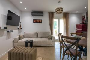 ein Wohnzimmer mit Sofa und Tisch in der Unterkunft Mamba Apartment in Sinj