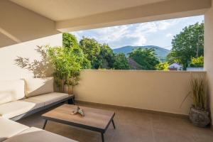 ein Wohnzimmer mit Sofa und Tisch in der Unterkunft Mamba Apartment in Sinj